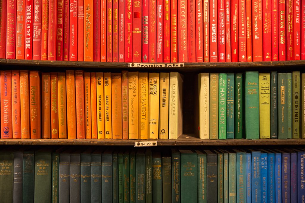 Boeken georganiseerd op kleur